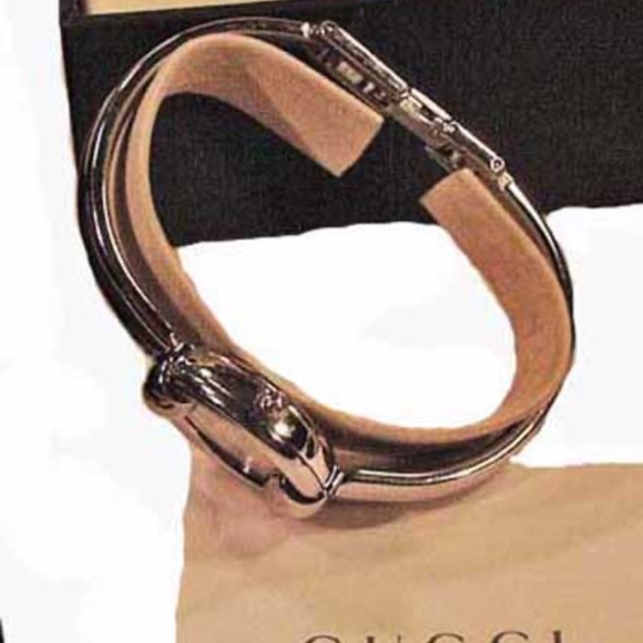 GUCCI WATCH, SILVER TONE MODEL 1400L, SERIAL NUMBER & GUCCI LOGO, WATER RESISTAN - Picture 9 of 10